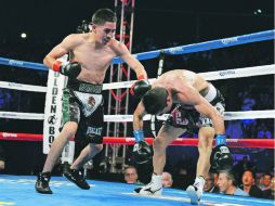 El tapatío Víctor ''Vikingo'' Terrazas es golepado por Leo Santa Cruz en Carson, California. AFP /