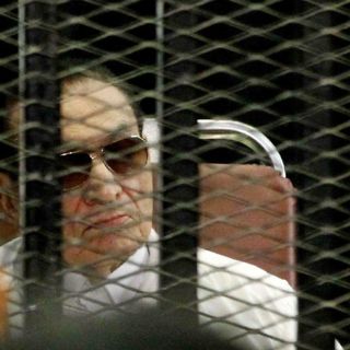 Tribunal egipcio aplaza juicio a Mubarak