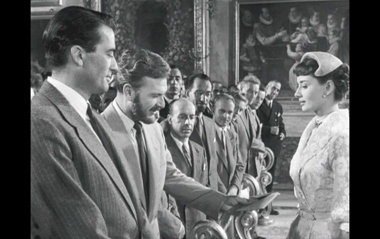 En la imagen Audrey Hepburn (d) en el momento culminante: un sobre con las fotografías totalmente fuera de protocolo. ARCHIVO /