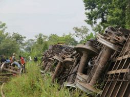 De los 12 furgones que la máquina transportaba, ocho se volcaron , reportó Protección Civil de Tabasco. EFE /