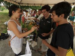 Más de 50 productores de alimentos, cosméticos, plantas, se instalan en el lugar para comerciar sus productos.  /