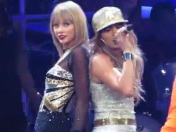 Jennifer López y Taylor Swift cantaron a dueto el tema de López ''Jenny from the block''. ESPECIAL /