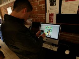 La mayoría de los usuarios juegan en redes sociales, lo que facilita a los cibercriminales obtener datos. ARCHIVO /