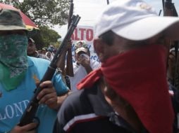 Durante la tarde, policías comunitarios marcharon en Guerrero exigiendo la liberación de sus compañeros. ARCHIVO /