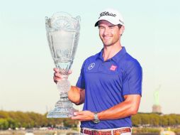 Adam Scott se impuso a un grupo de cuatro jugadores que terminaron a un golpe del golfista australiano. AFP /