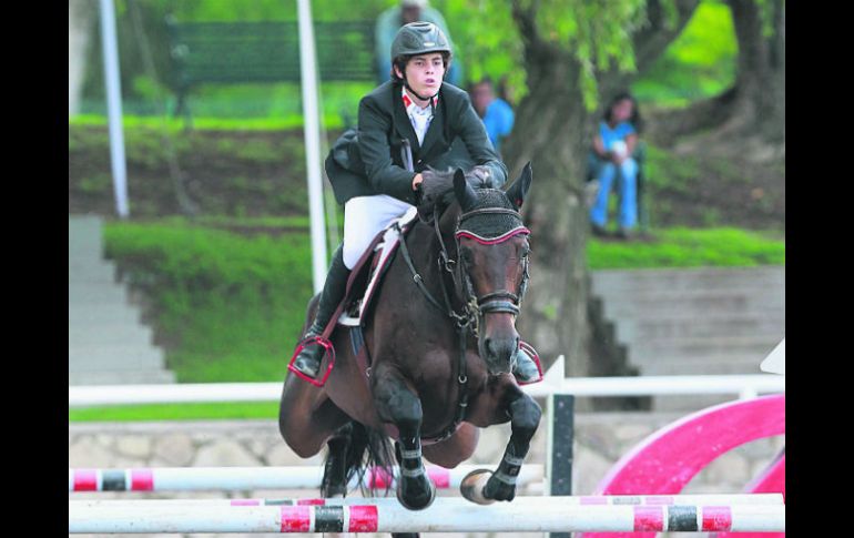 Juan Pablo Gaspar sobre “Puertas Catena” se llevó la moña al primer lugar en 1.40 metros en el Guadalajara Country Club. EL INFORMADOR /