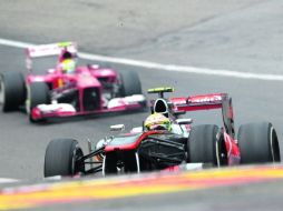Checo Pérez escaló posiciones en las primeras 10 vueltas, hasta que vino la sanción y lo sacó del ritmo que llevaba. AFP /
