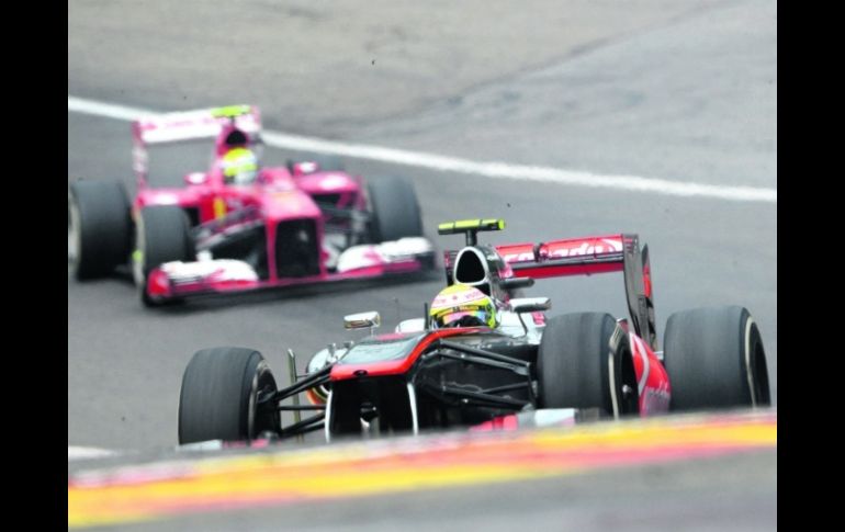 Checo Pérez escaló posiciones en las primeras 10 vueltas, hasta que vino la sanción y lo sacó del ritmo que llevaba. AFP /