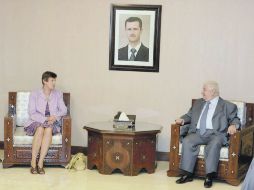 La representante de Naciones Unidas, Angela Kane, con el viceprimer ministro sirio de Asuntos Exteriores, Walid al Mualem.  /