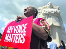 Un hombre se manifiesta a un lado del monumento a Martin Luther King, donde Obama hablará el miércoles. AFP /