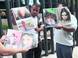 Parientes mostraron ayer imágenes de los desaparecidos, tras reunirse con personal de la fiscalía federal. NTX /