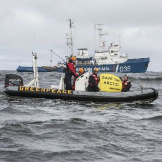 La guardia fronteriza rusa detiene el rompehielos de Greenpeace