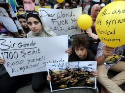 Protestantes realizan una sentada contra el supuesto ataque de armas químicas que ha matado a miles de personas en Siria. EFE /