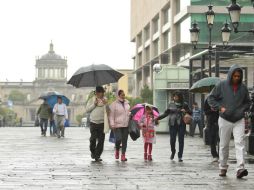 Un canal de baja presión , extendido sobre el norte y occidente del país, mantendrá lluvias moderadas a fuertes. ARCHIVO /