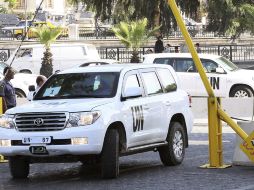 Varios vehículos de la ONU llegan a Damasco tras ser atacados durante sus investigaciones. EFE /