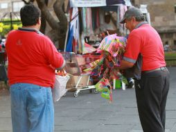 Señalan también que el ambulantaje genera inseguridad en la zona, y que una misma persona tiene hasta dos o tres puestos. ARCHIVO /