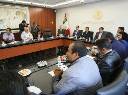 Senadores se reúnen con una comisión de la Coordinadora Nacional de Trabajadores de la Educación. NTX /