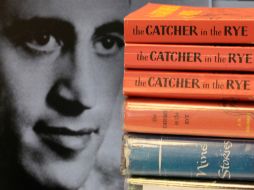 Foto del escritor J.D. Salinger junto a su obra cumbre: ''El guardián entre el Centeno''  /