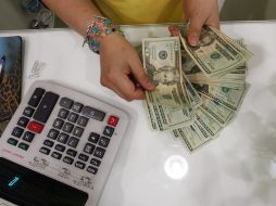 El dolar estadounidense se vendió hasta en 13.44 pesos mexicanos durante el día. ARCHIVO /