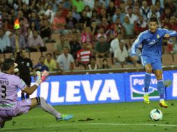 El delantero Cristiano Ronaldo durante el partido a punto de tirar hacia la portería. EFE /