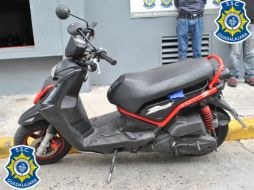 Los sujetos huían en esta motocicleta. Imagen proporcionada por la SSC Guadalajara. ESPECIAL /