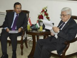 Mahmud Abbas (i) se reúne con el ministro Nabil Fahmi (d) para conocer la situación que enfrenta el país. EFE /