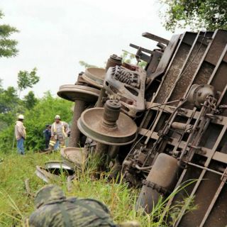 Reparan vías dañadas tras accidente de ''La Bestia''