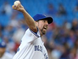 R.A. Dickey lanzó hasta la séptima entrada, ayudando a su equipo a derrotar a los Yankees de Nueva York. AFP /