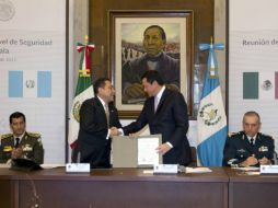 Osorio Chong (d) junto a Mauricio López Bonilla (i) en la firma del Memorándum de Entendimiento. TOMADA DE @osoriochong  /