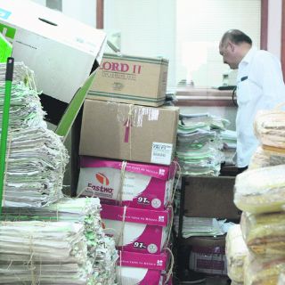 Emiten sentencias entre cajas y papeles