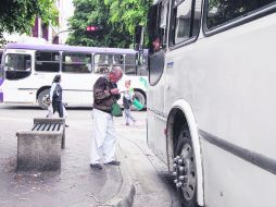 Transportistas generan caos vial en 65 zonas del Centro Histórico, según reconocen las autoridades; no hay sanciones para los choferes. EL INFORMADOR /