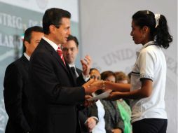 Enrique Peña Nieto en un evento en Morelos, donde entregó apoyos económicos a estudiantes de aquella entidad. NTX /