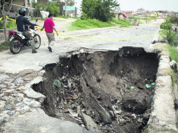 Los socavones en la colonia zapopana Villas de la Primavera, dan cuenta de la magnitud de los daños causados por las intensas lluvias. EL INFORMADOR /