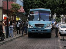CENTRO HISTÓRICO. Un chofer de la ruta 153 detiene su unidad para subir pasaje causando un cogestionamiento vial. ARCHIVO /