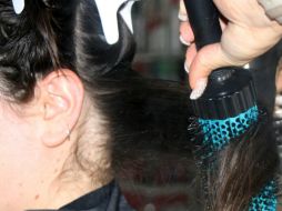 En mujeres hasta el tipo de peinado puede ser otro factor para detonar la alopecia. ARCHIVO /
