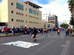 Bloqueo de maestros del CNTE en ambos carriles de Av. Chapultepec, frente a Televisa. Foto: @tigerf21 ESPECIAL /