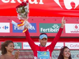 El corredor italiano Vincenzo Nibali festeja el regreso de su título al superar a Horner de Radioshack. AP /