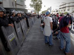 Maestros pertenecientes a la CNTE bloquearon calles frente a las instalaciones de las televisoras Televisa y Azteca, en el DF. SUN /