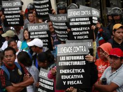 Los profesores mantienen plantones en oficinas de dos televisoras, donde han cerrado la circulación en Anillo Periférico. NTX /