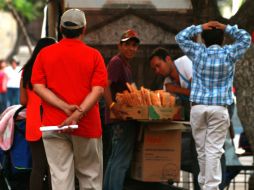El regidor explica que se sanciona a vendedores que no forman parte de ciertos grupos. ARCHIVO /