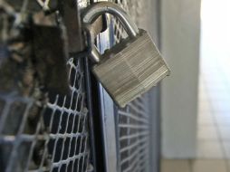 Presuntamente los detenidos utilizaban una barra metálica para destruir candados e ingresar a los establecimientos. ARCHIVO /