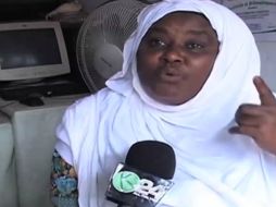 La mujer rechaza quedarse con sólo un hombre porque dice no poder vivir sin ninguno de ellos. ESPECIAL /