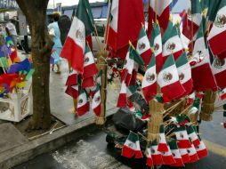 Algunos ambulantes ya ofertan las tradicionales banderas de México de todo tamaño y precio. ARCHIVO /