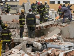 Elementos del Cuerpo de Bomberos continúan con la búsqueda de posibles sobrevivientes. AP /
