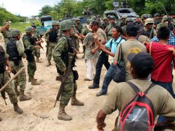 Policías comunitarios bloquean la carretera Acapulco-Pinotepa exigiendo la liberación de Nestora Salgado. AFP /