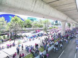 Los docentes de la CNTE protestaron frente a las dos televisoras más importantes del país. EFE /