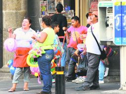 Agrupados. Comerciantes irregulares en el primer cuadro. EL INFORMADOR /
