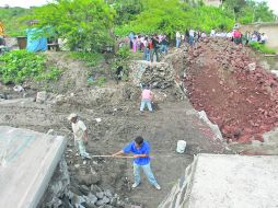 Solución temporal.Se construyen un par de vasos reguladores para contener el agua de lluvia y evitar que corra a la zona de Arroyo Seco EL INFORMADOR /
