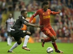 Daniel Sturridge conduce el balón frente al arquero del Notts Country. AP /