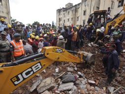 Rescatistas se ayudan de maquinaria para las labores de salvamento en los edificios colapsados. AP /